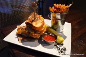 Pimento-Grilled-Cheese_Planet-Hollywood_17-37-700x465
